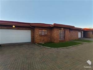 Modern & Spacious Pet-Friendly Townhouse in Secure Complex – Vaalpark