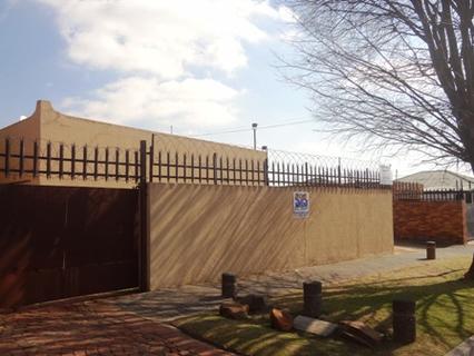 2 BEDROOM APARTMENT FOR SALE - TURFFONTEIN