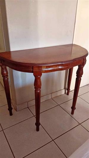 EXQUISITE UNDERSTATED ELEGANCE 1/2 MOON TABLE - IMMACULATE COND. 900Lx450Wx700H CRESTA  