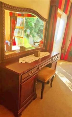 Dressing table, antique, in solid carved Mahogany with heavy mirror. Antique. Pristine condition.