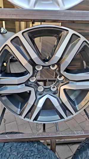 17inch Toyota Hilux/Fortuner original mag t use for spare