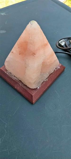 Usb-pyramid-shaped Himalayan salt lamp, hand-carved from natural pink salt crystals.