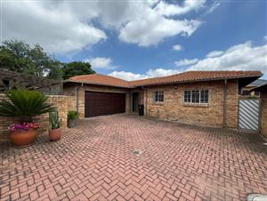 Townhouse For Sale in New Redruth