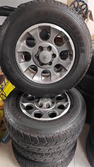 17inch Toyota Fj Cruise/Prado original mags with fairly new 265/65/17 Bridgeston