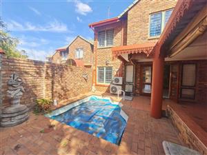 Townhouse For Sale in Die Hoewes