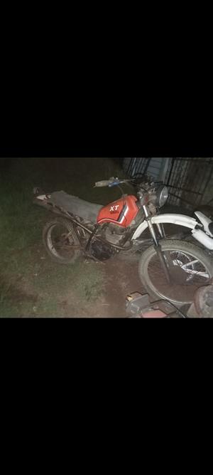 yamaha xt200.has papers. should start and engine turns over