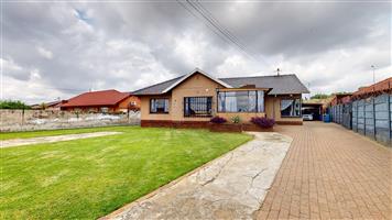 Versatile Family Living with Income-Generating Garden Cottage