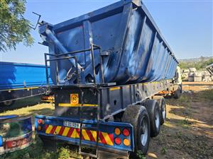 Tri axle twin bin side tipper