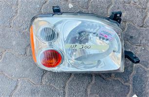 Nissan Np300 headlight