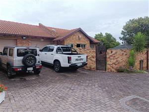 Townhouse For Sale in Amberfield Glen