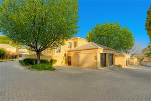 Charming 3 bedroom townhouse on corner stand