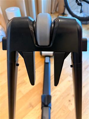 Wahoo KICKR ROLLR smart bike roller trainer