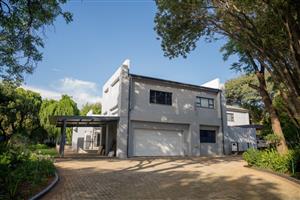 Wilkoppies Masterpiece - 6-Bedrooms, Pool, Staff Quarters & More, Perfect for Family or Guest House