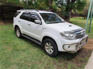 TOYOTA FORTUNER 3.00D-4D YEAR 2010 WHITE SUV