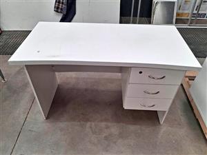 White desk with 3 drawers. Size 120 x 60 x 75. Collection in Rivergate