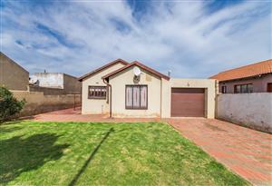 A 3 Bedroom Family Home in the Heart of Dobsonville Gardens!