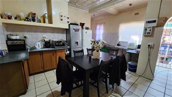 Golden oldie with 2 rental income flatlets in Central Nigel