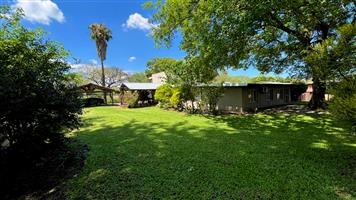 Beautiful 4 bedroom Family Home with Spacious Gardens + Separate Flatlet