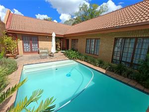 House For Sale in Clubview