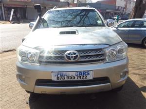 2010 Toyota Fortuner 3.0 D4D 4x4 Manual, Gold color  98000km 