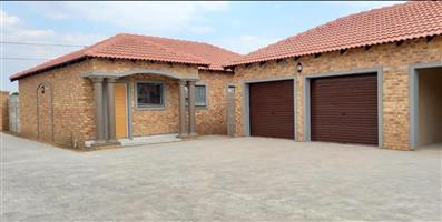 3 Bedroom Townhouse in Meyerton Riverdale ,Immaculate and Neat as a pin affordability Levies.