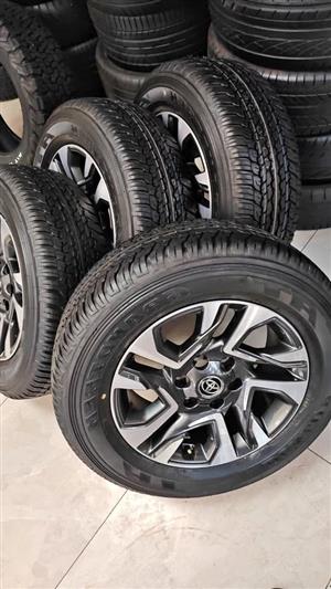Toyota Fortuner 18''original mags with brand new 265/60/18 Dunlop Grandtrek AT set R17500.