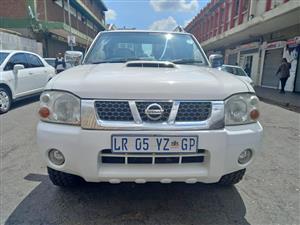 2018 NISSAN NP300 2.5 DIESEL 4X4 MANUAL, WHITE COLOUR, MILEAGE 100,000KM SERVICE BOOK. 