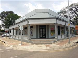 NICE SHOP WITH CORNER EXPOSURE AVAILABLE TO RENT – JULY 2026 – CAPITAL PARK