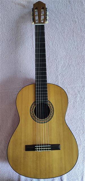 Yamaha C40M Full-Size Classical Guitar + Padded Gig Bag, Tuner & Strap