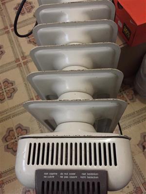 De Longhi Electrical OIL Heater with 7 fins. In working Order .