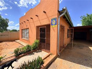 House For Sale in Roodepan