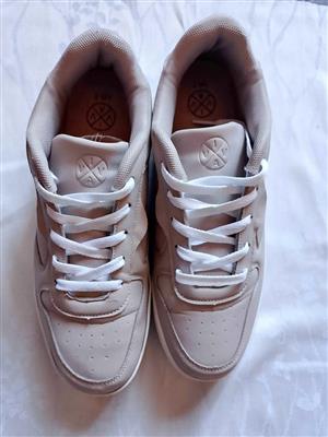 LADIES SNEAKER SIZE 7