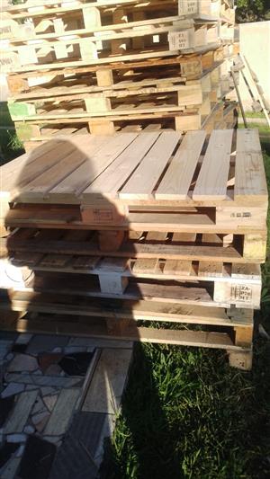 114m x 114m refurbished wooden pallets 