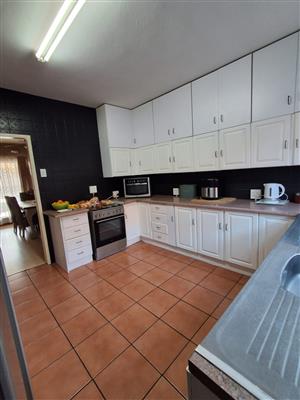 Elegant and Modern 3 bedroom townhouse in Three Rivers.