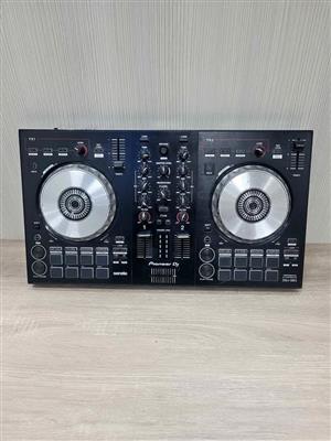 Pioneer DJ DDJ-SB3 2-Channel DJ Controller.