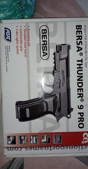 Airsoft Pistol with C02 cannisters and over 2000 steel bbs 