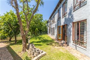 Stunning 1-bedroom apartment in Paulshof, Sandton—modern living with convenience and style awaits!