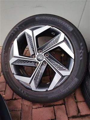 2023 Hyundai Tucson original rims and tyres 