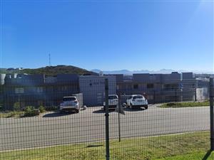 Rare Pet-Friendly 3-Bedroom Apartment with Garage in  Islandview, Mossel Bay