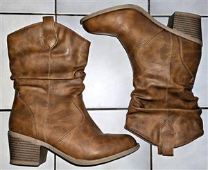 Women’s Size 5 Tan Heeled Boots (Western Slouch)