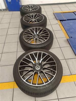 Mercedes Benz w447 mag rims with tyres