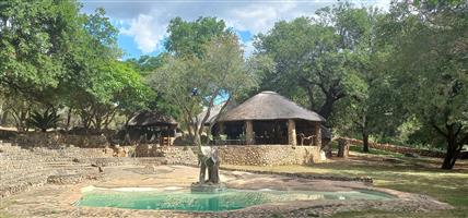House and cottage overlooking the Olifant’s river.