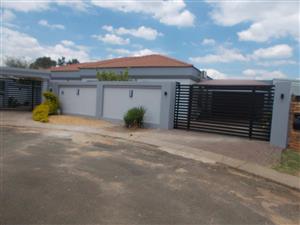 House For Sale in Palm Ridge