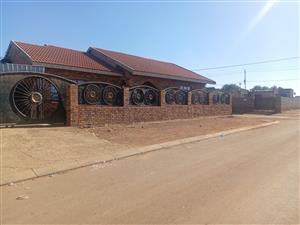 HOUSE FOR SALE IN LAKESUDE EXT 3 ORANGE FARM!!!