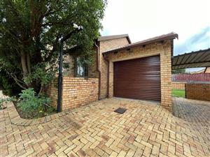 Townhouse For Sale in Rooihuiskraal North
