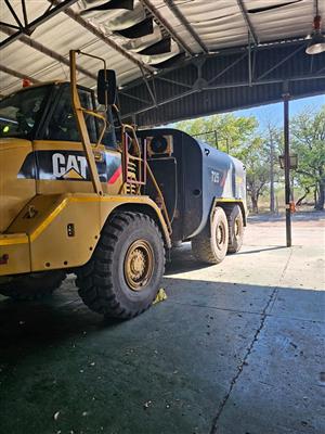 CAT WATER TRUCK 23000L