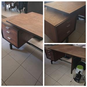 Selling a desk still in very good quality