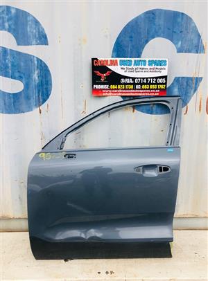 Volvo XC40  left front door taking door beading (2019)