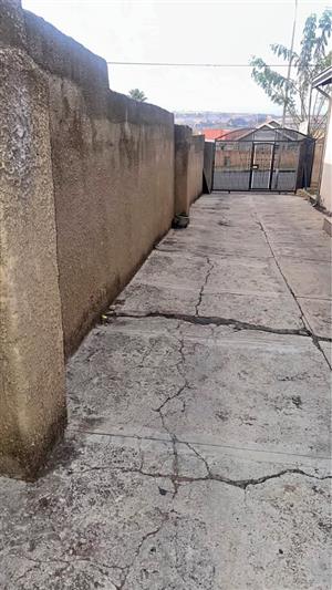 A Furnished garage in Orlando West, Phomolong