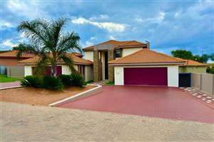 Executive 4 Bedroom Family Residence For Sale - Bankenveld Golf Estate
